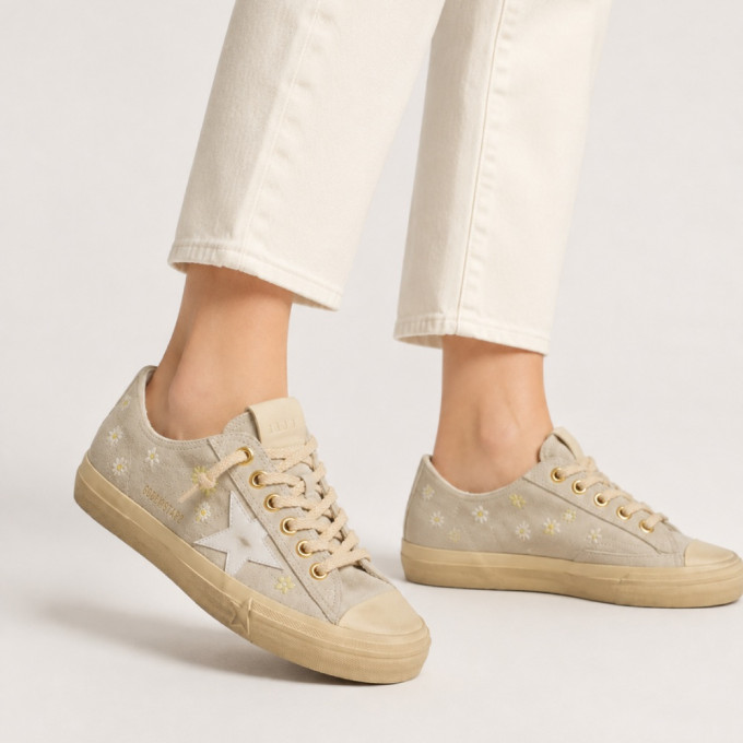 КЕДЫ  GOLDEN GOOSE V-Star in Ice-Gray Suede with White Star and Floral Embroidery